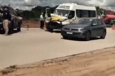 ACIDENTE-  Topic de Quixadá colide na traseira de caminhão na BR-116, em Pacajus