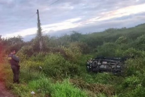 QUIXADÁ - Capotamento é registrado na madrugada dessa quinta-feira (09), na CE-060 em Quixadá