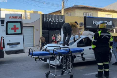 QUIXADÁ - Motociclista fica sobre teto de um carro após forte colisão no Centro de Quixadá