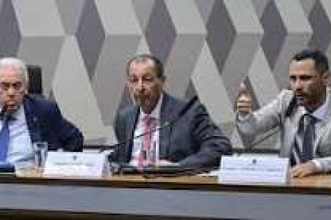 POLITICA - CCJ do Senado aprova PEC que acaba com jornada 6×1