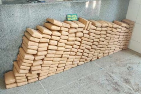 ACOPIARA - Polícia Militar prende duas pessoas que transportavam 200kg de maconha em Acopiara