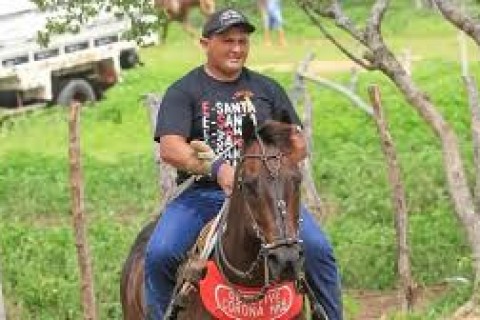 QUIXERAMOBIM - Amigo de vaqueiro morto tentou conter suspeito, mas homem fugiu de moto em Quixeramobim