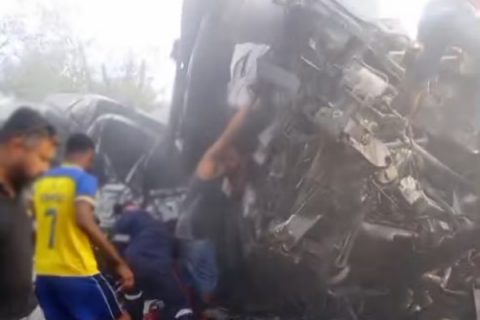 BAHIA - Acidente entre caminhão e van deixa 16 mortos na Bahia