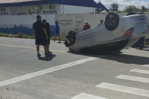 QUIXADÁ - Acidente impressiona moradores após carro parar com rodas para cima em Quixadá