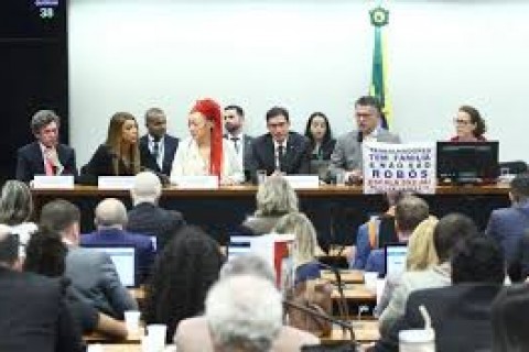 POLITICA - Deputados votam na manhã desta quarta, na comissão, relatório do fim da 6×1