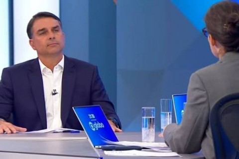 POLITICA - Flávio Bolsonaro diz que Eduardo errou ao agradecer tarifas e que não negociará Pix com os EUA