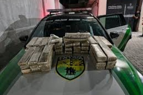 NO FLAGRA - PM apreende carregamento de maconha no litoral de Aquiraz