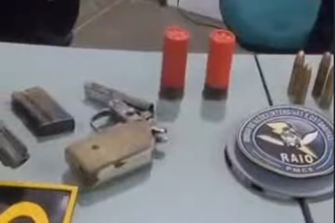 CANINDÉ - Policiais do Raio apreendem armas e munições na parede do açude de Canindé