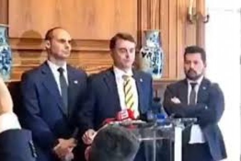 VEXAME INTERNACIONAL - Flávio Bolsonaro comete gafe e passa vergonha durante coletiva nos EUA
