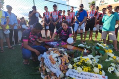 QUIXADÁ - Comoção toma conta de Tapuiará durante último adeus ao estudante Charleandro