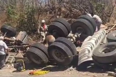 CEARÁ - Caminhão carregado de telhas tomba e deixa três mortos na CE-265, em Monsenhor Tabosa