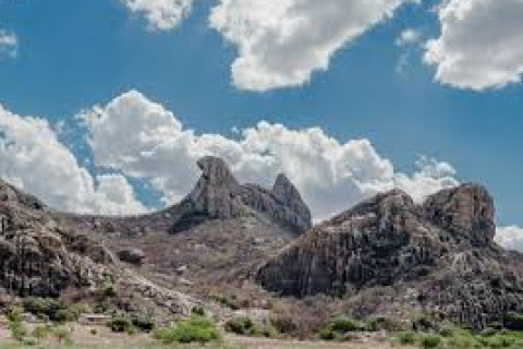 QUIXADÁ - Terreno de 100 hectares pode receber fábrica de baterias e polo logístico em Quixadá