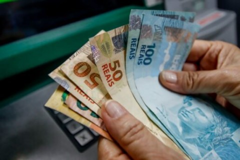 BRASIL - Salário mínimo deverá ter reajuste de R$ 120,00 e ser de R$ 1.741,00 em 2027