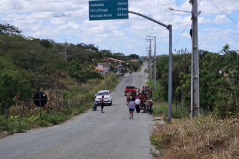 QUIXADÁ - Carro desce ribanceira e capota na descida da Serra do Estevão, na zona rural de Quixadá