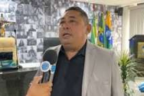 QUIXADÁ - Neto Machado chora durante posse na Câmara de Quixadá ao relembrar a perda de duas irmãs