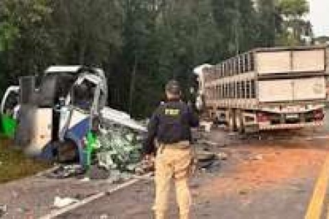 PARANÁ - Acidente entre micro-ônibus e carreta deixa pelo menos 22 mortos no Paraná