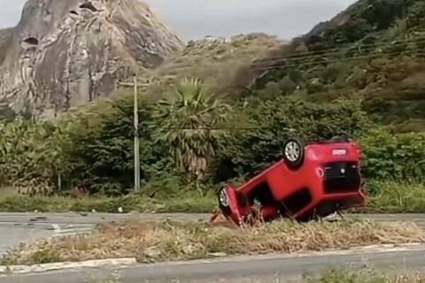 QUIXADÁ - Colisão entre veículos provoca capotamento na BR-122, em Quixadá