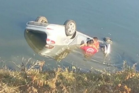 CEARÁ - Três homens morrem afogados após carro capotar e cair dentro de açude no interior do Ceará