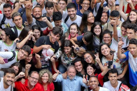POLITICA - Estudantes universitários terão, em 2027, Pé-de-Meia Universitário com bolsa de R$700 e poupança de até R$10mil, anuncia Camilo