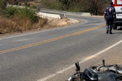 QUIXADÁ - Motociclista fica ferido após perder controle da moto em curva na zona rural de Quixadá