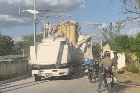QUIXADÁ - Motorista que derrubou pórtico do açude Cedro é solto em audiência de custódia e fica proibido de dirigir por um ano
