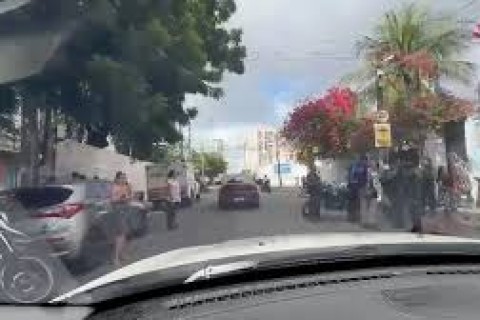 INVESTIGAÇÃO - Mulher é encontrada morta em calçada no Meireles