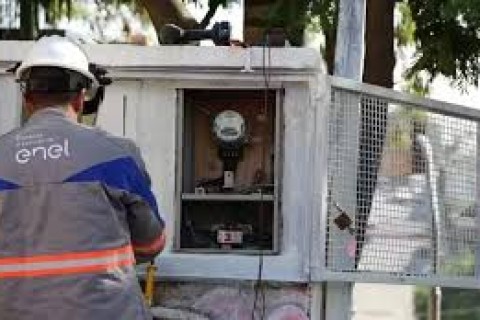 QUIXERAMOBIM - Duas pessoas são levadas à delegacia após Enel identificar ‘gato de energia’ em Quixeramobim
