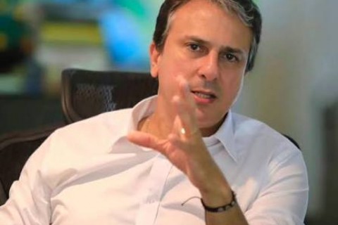 POLITICA - Camilo Santana critica Flávio Bolsonaro e reage com indignação ao novo tarifaço dos Estados Unidos