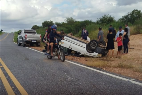 QUIXERAMOBIM - Mulher morre após carro capotar no distrito de Nenelândia em Quixeramobim