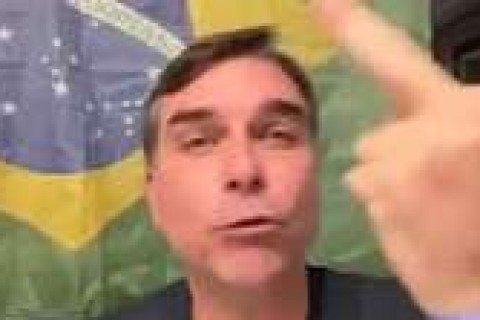 Aos berros - Flávio Bolsonaro perde o controle, grita e dispara palavrões em live de reação a Moraes