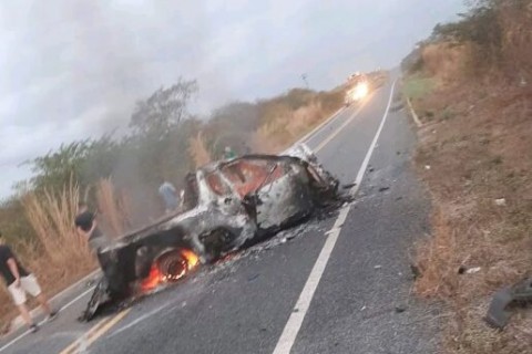 CEARÁ - Mulher morre e três ficam feridos em colisão entre carro e caminhonete