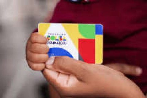 POLITICA -  Governo Lula anuncia reajuste de 15% do Bolsa Família e piso do benefício chega a R$ 691
