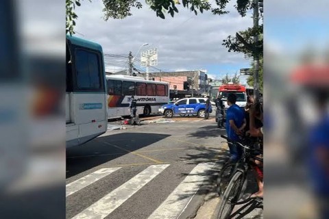 FORTALEZA - Duas pessoas morrem após colisão entre moto e ônibus em avenida de Fortaleza