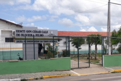 QUIXADÁ - Vigilante rende homem armado com faca dentro de escola em Quixadá