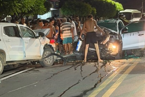 QUIXERAMOBIM - Quatro pessoas ficam feridas em acidente com dois carros e uma moto em Quixeramobim