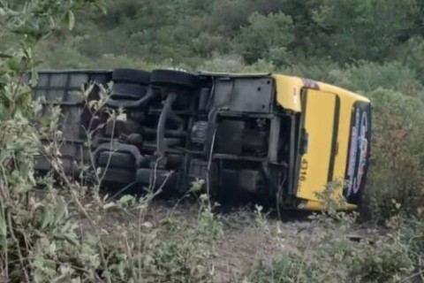 CANINDÉ - Duas pessoas morrem em acidente com ônibus que transportava mais de 40 romeiros em Canindé