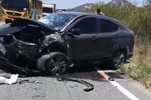 QUIXADÁ - Acidente deixa trecho de rodovia interditado e provoca grande destruição na saída de Quixadá