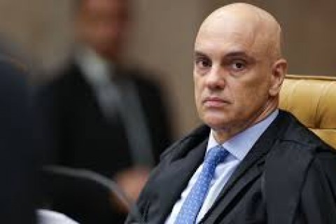 POLITICA -  Moraes pede parecer da PGR sobre incluir Jair e Flávio em ação de Eduardo