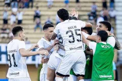 FUTEBOL - Em jogo de sete gols, Ceará vence São Bernardo e deixa zona de rebaixamento da Série B