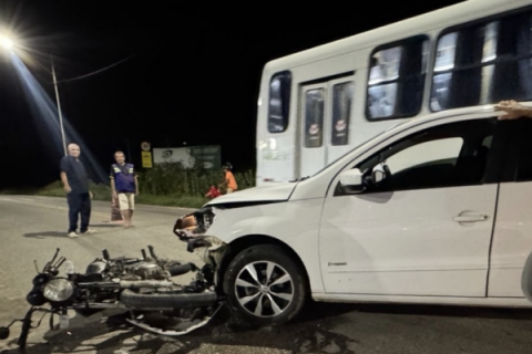 QUIXERAMOBIM - Colisão entre carro e motocicleta deixa mulher ferida em Quixeramobim