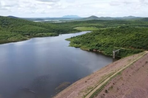 QUIXADÁ - Atualmente com 17,89% de sua capacidade total, açude Pedras Brancas passa a liberar 150 litros de água por segundo para o abastecimento de Quixadá