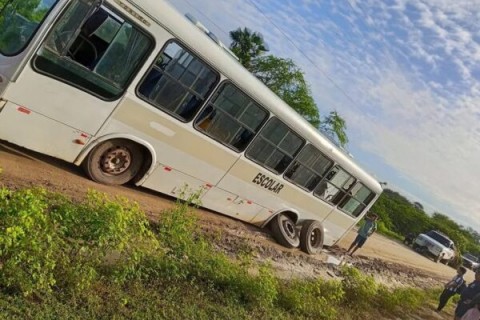 Tragédia anunciada - Ônibus escolar perde pneus durante percurso com alunos em Choró